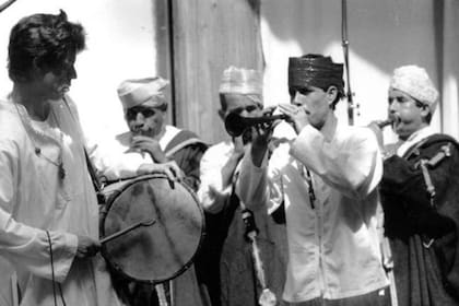 Mick Jagger toca el bombo junto a un grupo de músicos de Tánger, en Marruecos