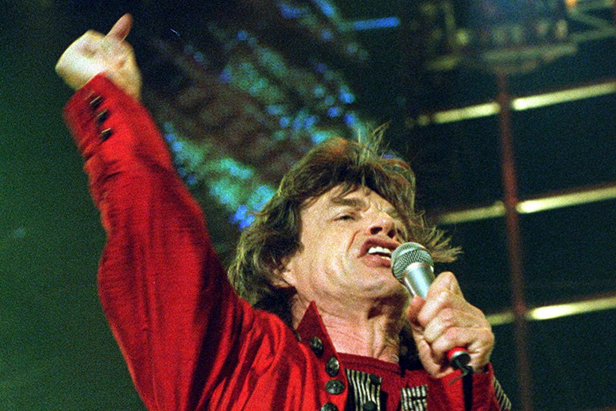 Mick Jagger toma el micrófono por primera vez en la noche del debut de los Rolling Stones en la Argentina, el 9 de febrero de 1995, en River
