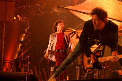 Mick Jagger y Keith Richards, la imbatible delantera de los Rolling Stones, en el primer show de la banda en la Argentina