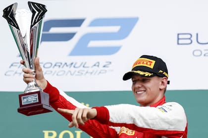Mick Schumacher festeja en Budapest su primer triunfo en la Fórmula 2