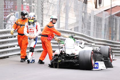 Mick Schumacher de Alemania y Haas F1 se aleja de su automóvil después de estrellarse durante la práctica final antes del Gran Premio de F1 de Mónaco