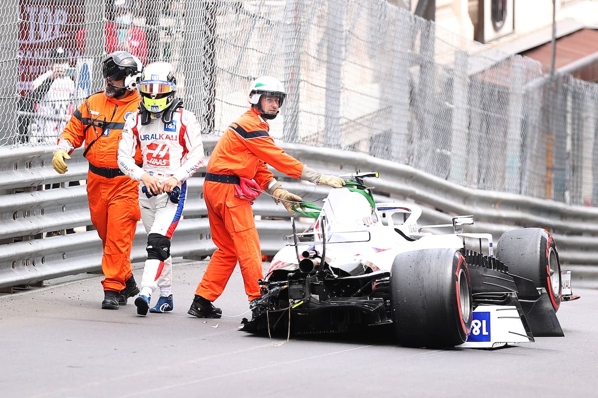 Mick Schumacher de Alemania y Haas F1 se aleja de su automóvil después de estrellarse durante la práctica final antes del Gran Premio de F1 de Mónaco