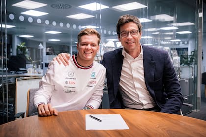 Mick Schumacher junto a Toto Wolff. El alemán de 23 años es el nuevo piloto de reservas de Mercedes Benz