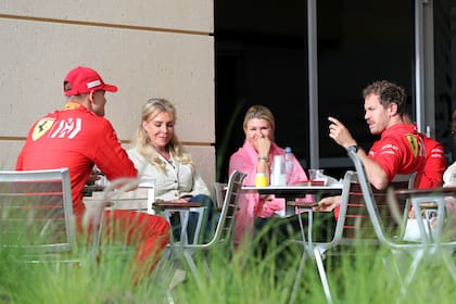 Mick Schumacher, junto con su madre Corinna (de rosa), escuchando a Sebastian Vettel