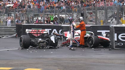 Mick Schumacher sale caminando sin problemas después del tremendo accidente