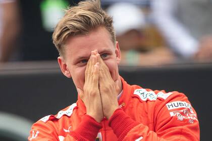 Mick Schumacher saluda antes de subirse a la Ferrari de su padre en la pista de Hockenheim, en Alemania, antes de la carrera de la Fórmula 1.