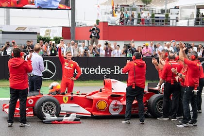 Mick Schumacher saluda antes de subirse a la Ferrari de su padre en la pista de Hockenheim, en Alemania, antes de la carrera de la Fórmula 1.