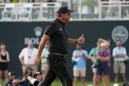 Mickelson camina en el hoyo 18; la gente lo ovacionó en la tercera vuelta del PGA Championship, en Kiawah Island