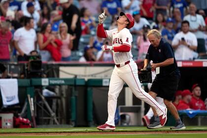 Mickey Moniak de los Angelinos de Los Ángeles hace un gesto tras su jonrón de tres carreras en la primera entrada ante los Dodgers de Los Ángeles el miércoles 4 de septiembre del 2024. (AP Foto/Mark J. Terrill)