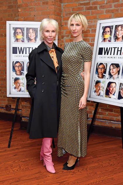 Mickey posa con su madre Trudie Styler durante el estreno de "With/In" celebrado el pasado 27 de febrero en Nueva York. La hija de Sting filmó la microhistoria "I'm listening" en respuesta a la iniciativa del Tribeca Film Festival 2021 que invitaba a realizar los cortos usando un celular. La temática: la cuarentena 2020.