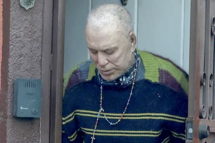 Mickey Rourke fue visto en su casa de Los Ángeles, donde supuestamente enfrenta un desalojo por falta de pago