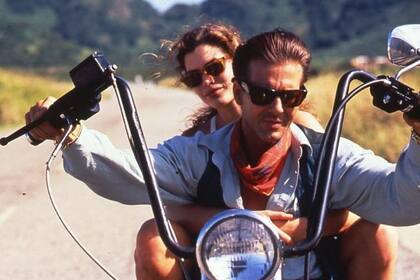 Mickey Rourke y Carré Otis en una escena de Orquídea salvaje