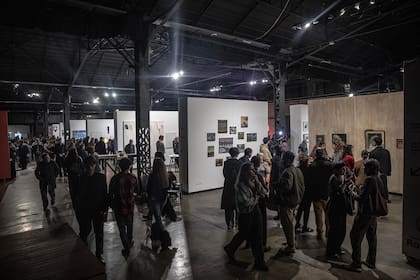 Microferia de Rosario es una feria abierta, sin costo para expositores ni visitantes, puertas por donde entra el aire del río y paredes que no se tocan
