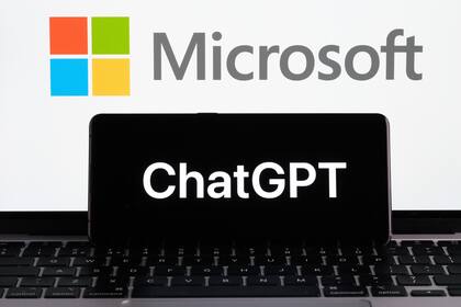 Microsoft es el principal inversor en OpenAI, con más de 10.000 millones de dólares, pero igual prepara un competidor para ChatGPT