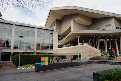 Microsoft es otra de las grandes compañías tecnológicas en la mira por su inversión de 13.000 millones de dólares en Open IA
