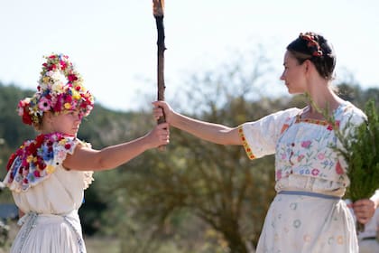 Midsommar transcurre en un pueblito de Suecia, alejado de la modernidad