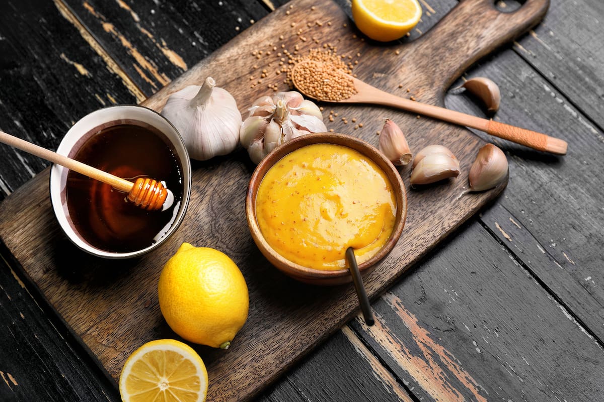 Miel y mostaza de Dijon, dos de los condimentos que realzan el sabor