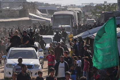 Miembros de Hamas escoltan autobuses que llevan a prisioneros palestinos liberados de vuelta a la Franja de Gaza tras su salida de cárceles israelíes en virtud del acuerdo de alto el fuego entre Hamás e Israel, en Khan Younis, en el sur de Gaza, el 13 de octubre de 2025