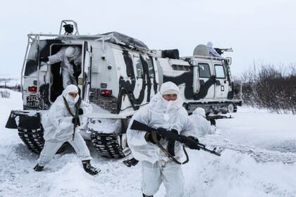 Miembros de la 200.a Brigada Separada de Fusileros Motorizados de Rusia participan en simulacros de febrero de 2021 para una expedición al Ártico