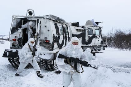 Miembros de la 200.a Brigada Separada de Fusileros Motorizados de Rusia participan en simulacros de febrero de 2021 para una expedición al Ártico