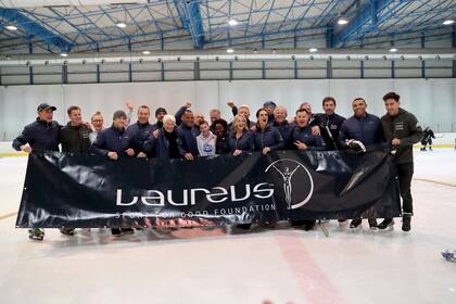 Miembros de la Academia, como Hugo Porta, Cafú, Sergei Bubka y Bryan Habana, en una actividad benéfica en hockey sobre hielo de la Fundación Laureus en Berlín.