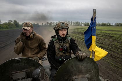 Miembros de la Brigada Mecanizada 28 del ejército ucraniano en un vehículo blindado durante una operación contra un objetivo ruso en dirección a Bakhmut, en el este de Ucrania, en mayo. (Tyler Hicks/The New York Times)