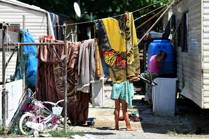 Miembros de la comunidad gitana, en las afueras de Roma