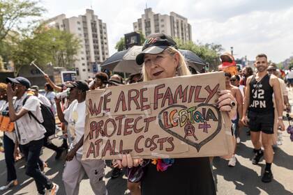 Miembros de la comunidad LGTBQ participan en una marcha del Orgullo en Johannesburgo, Sudáfrica, el sábado 26 de octubre de 2024. (Foto AP)