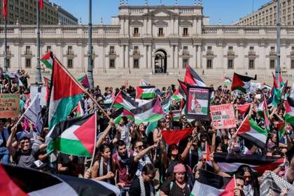 Miembros de la comunidad palestina en Chile se manifiestan frente al palacio de La Moneda días después del comienzo de la ofensiva de Israel en Gaza
