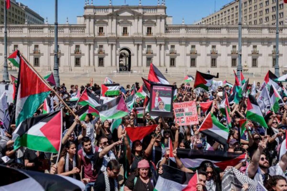 Miembros de la comunidad palestina en Chile se manifiestan frente al palacio de La Moneda días después del comienzo de la ofensiva de Israel en Gaza