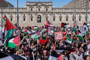 Miembros de la comunidad palestina en Chile se manifiestan frente al palacio de La Moneda días después del comienzo de la ofensiva de Israel en Gaza