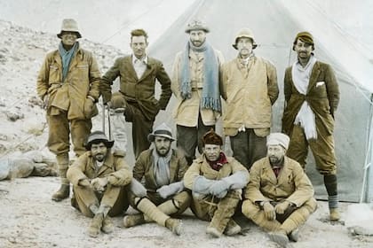 Miembros de la expedición al Monte Everest de 1924. Fila trasera (de izquierda a derecha): Andrew Irvine, George Mallory, Edward Norton, Noel Odell y John Macdonald