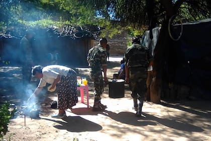 Miembros de la guardia comunitaria Whasek Wichi de Chaco, en la zona de El Sausalito, en el Impenetrable