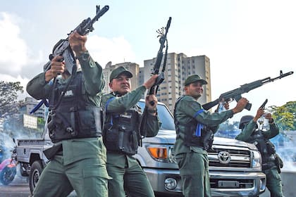 Miembros de la Guardia Nacional Bolivariana que se unieron al líder de la oposición venezolana y autoproclamado presidente interino Juan Guaidó dispararon al aire para repeler a las fuerzas leales al presidente Nicolás Maduro
