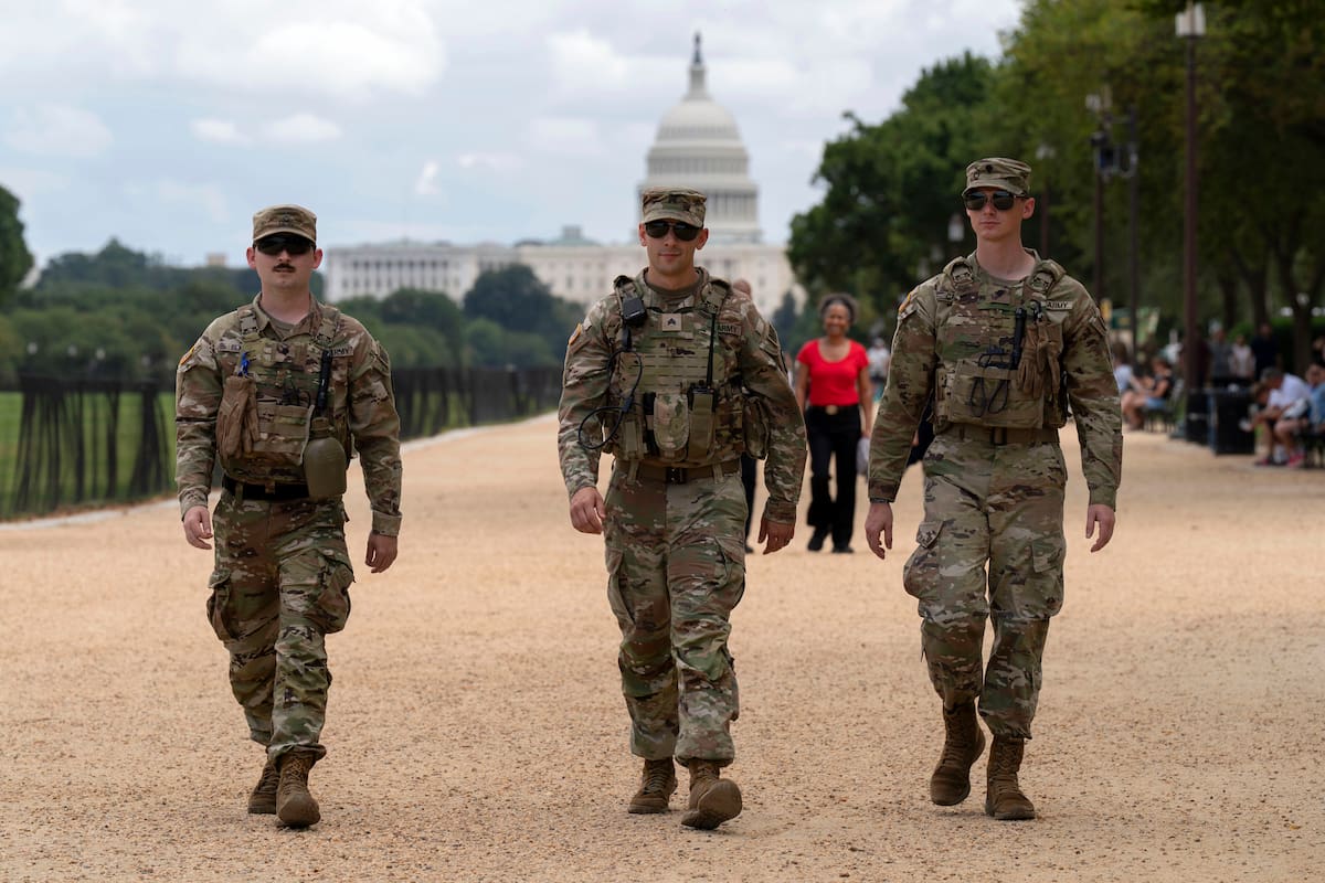 Miembros de la Guardia Nacional de Luisiana patrullan el National Mall, el domingo 24 de agosto de 2025, en Washington