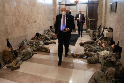 Miembros de la Guardia Nacional descansan dentro del Capitolio