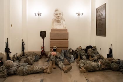 Miembros de la Guardia Nacional descansan dentro del Capitolio