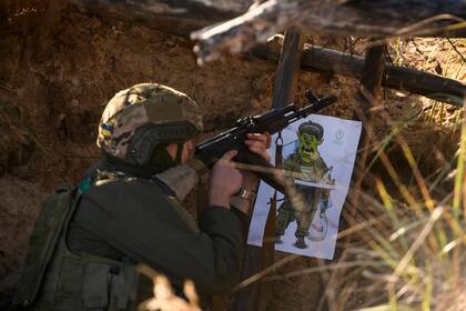 Miembros de la Guardia Nacional durante ejercicios de tiro en el norte de Ucrania