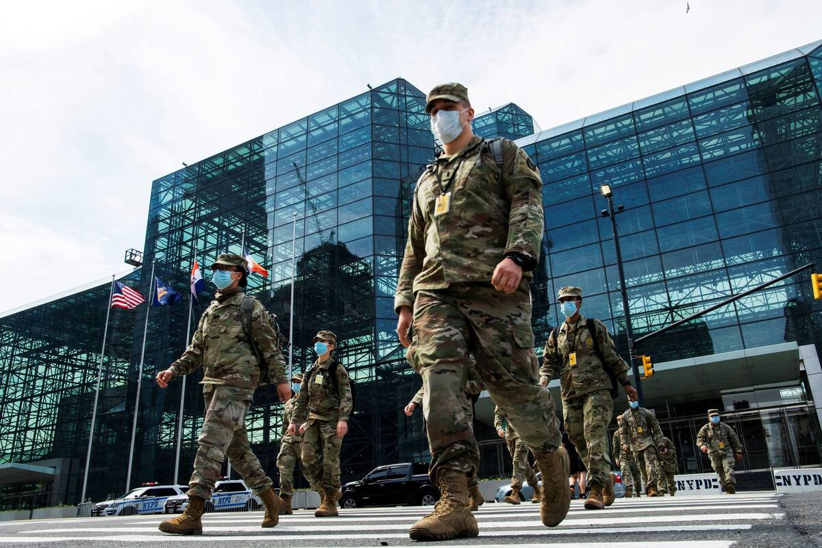 Miembros de la Guardia Nacional en el Centro de Convenciones Jacob K. Javits, en Nueva York