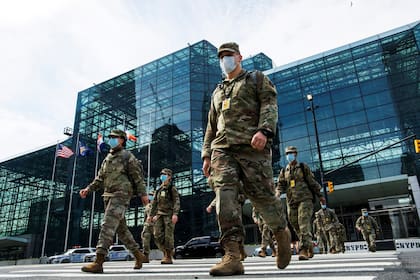 Miembros de la Guardia Nacional en el Centro de Convenciones Jacob K. Javits, en Nueva York