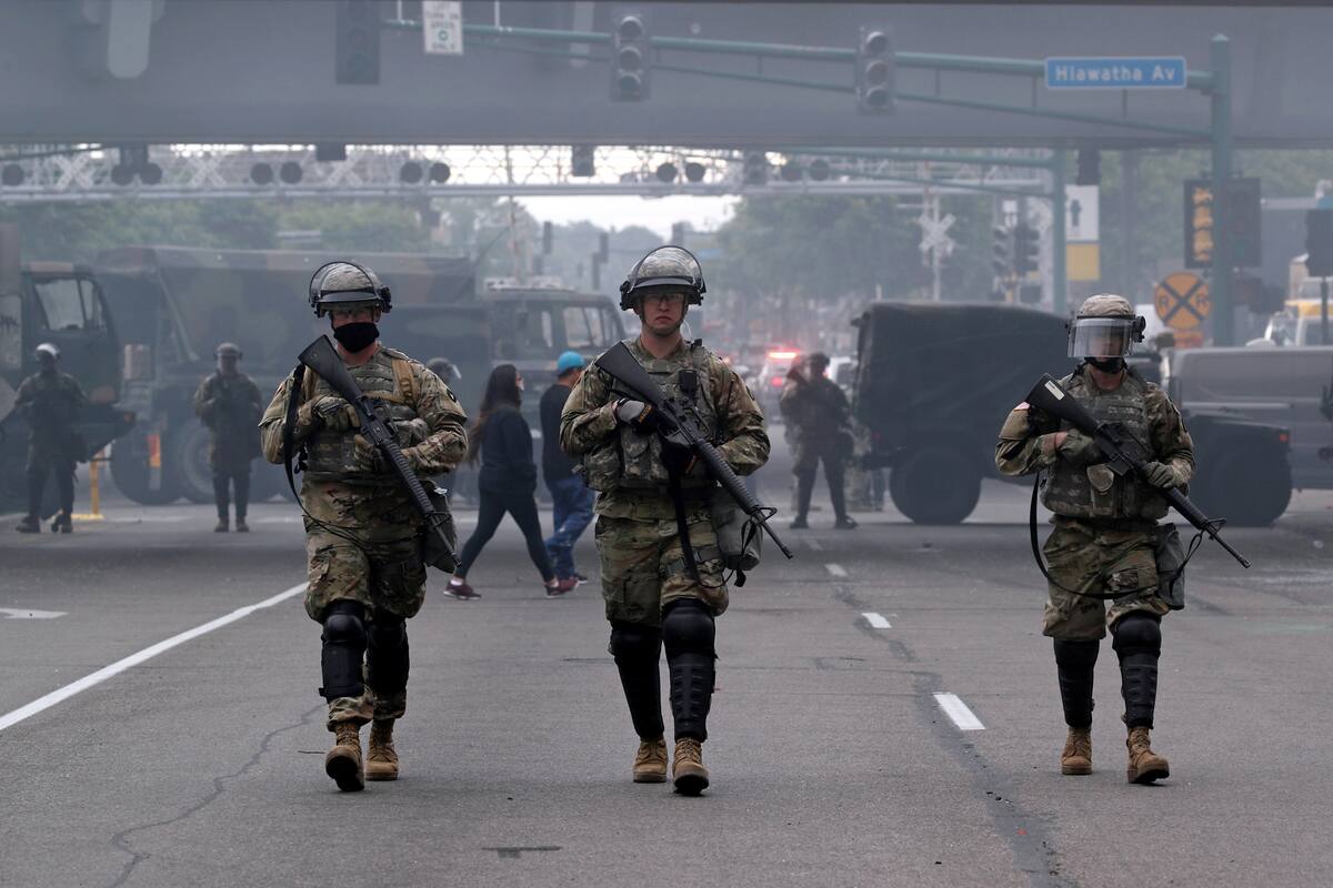 Miembros de la Guardia Nacional luego de las protestas en Minneapolis