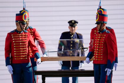 Miembros de la guardia presidencial llevan la espada del héroe independentista Simón Bolivar durante la ceremonia de juramentación del presidente Gustavo Petro