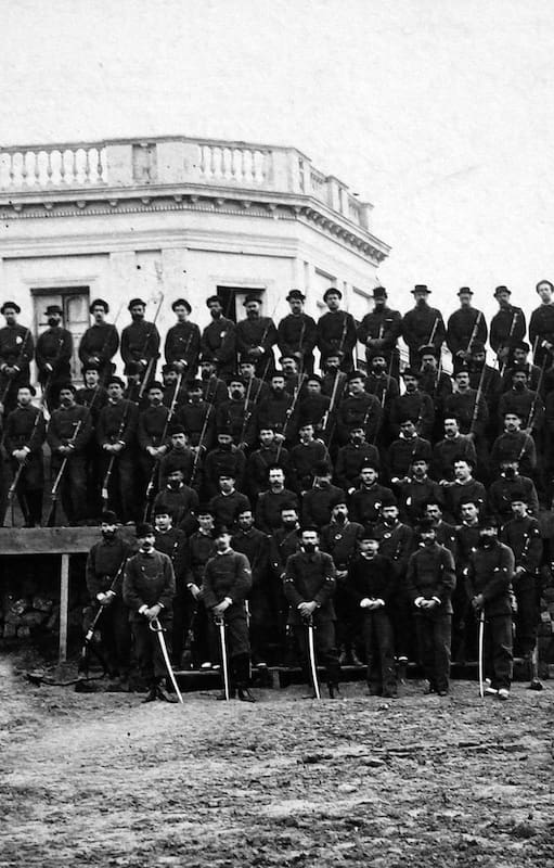 Miembros de la guardia provincial defendiendo la trinchera de la calle Córdoba y Azcuénaga.