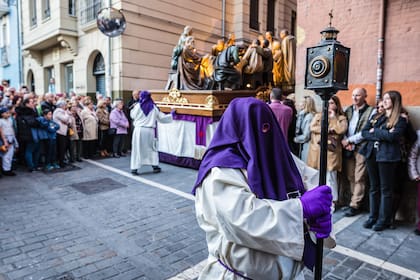 Miembros de la Hermandad de la Pasión del Señor caminan por las calles de Pamplona. La procesión es parte de las celebraciones de Semana Santa