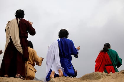 Miembros de la iglesia evangélica cristiana Misión israelita del Nuevo Pacto Universal rezan antes de un ritual de quema de carne animal que la iglesia llama El Holocausto en el templo principal del grupo, en las afueras de Lima, Perú, el 22 de febrero de 2020