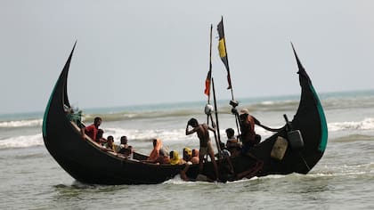 Refugiados Rohingya llegan a Bangladesh en barco por la Bahía de Bengala en Teknaf, Bangladesh