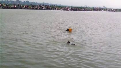 Personas nadan a través de un río cerca de la aldea de Laung Don, en el norte del estado de Rakhine mientras musulmanes Rohingyas viajan hacia la frontera con Bangladesh