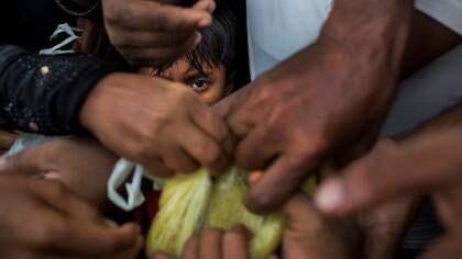 Refugiados de la minorías étnicas de Rohingya recién llegados de Myanmar buscan raciones de comida cerca del campo de refugiados de Kutupalong en Ukhia, Bangladesh
