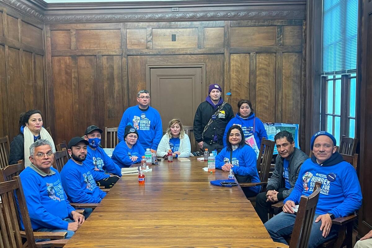 Miembros de la organización Alianza Nacional TPS al inicio de la huelga de hambre, el lunes 23 de diciembre en Washington