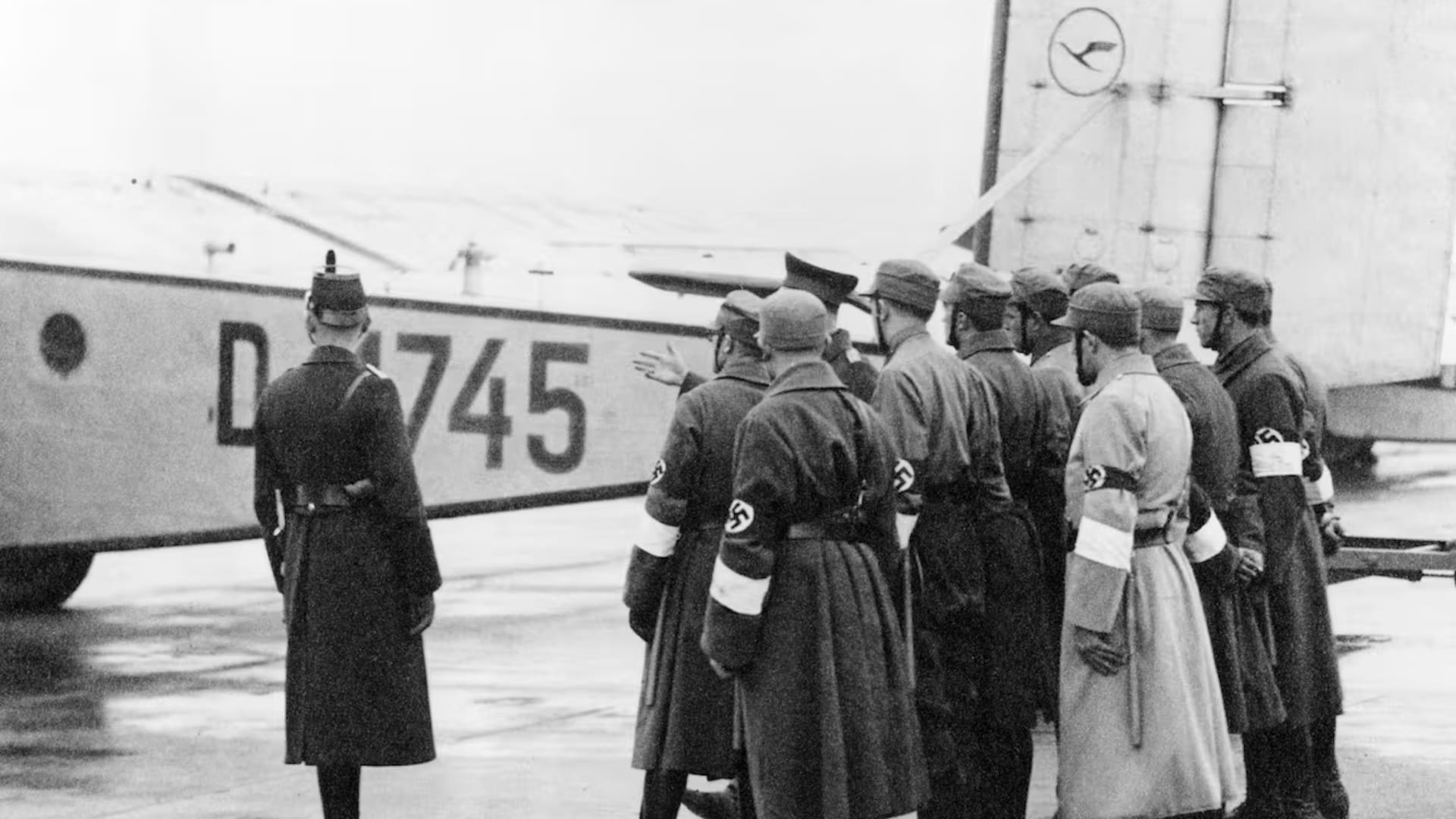 Miembros de la organización fascista SA sirviendo como policías auxiliares ocupando el aeródromo de Tempelhof en 1933. Fotografía: ullstein bild Dtl. (ullstein bild vía Getty Images)